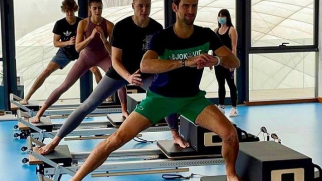Djokovic si prende cura dell'elasticità del suo corpo con esercizi mirati (foto @djokernole)