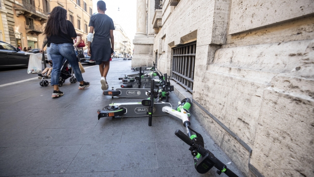 Monopattini elettrici parcheggiati sul marciapiede di via del Corso, Roma, 4 agosto 2020 ANSA/MASSIMO PERCOSSI