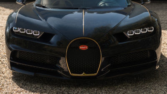Il grande ferro di cavallo Bugatti lavorato in oro