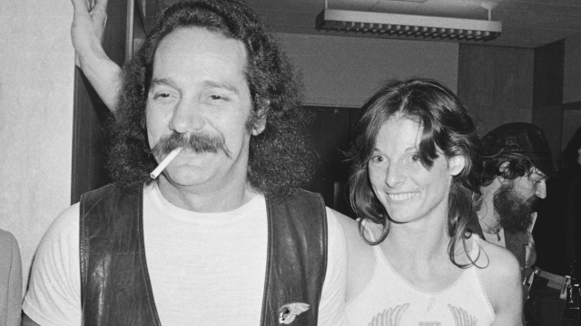 Ralph Sonny Barger e sua moglie Sharon nel 1980 dopo un rilascio su cuazione di 100 mila dollari Ap