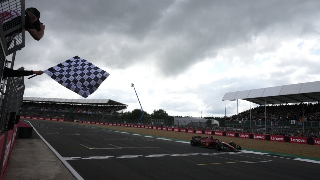 L'arrivo vincente di Carlos Sainz con la Ferrari