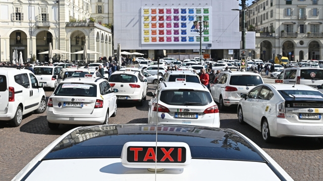 Centinaia di taxi in sosta in piazza Vittorio in occasione della protesta dei tassisti, Torino, 5 aprile 2022. ANSAALESSANDRO DI MARCO