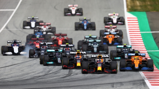 SPIELBERG, AUSTRIA - JULY 03: Max Verstappen of the Netherlands driving the (33) Red Bull Racing RB16B Honda leads the field into turn one at the start during qualifying ahead of the F1 Grand Prix of Austria at Red Bull Ring on July 03, 2021 in Spielberg, Austria. (Photo by Clive Rose/Getty Images)