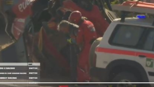 Carlos Sainz si piega dopo l'incidente