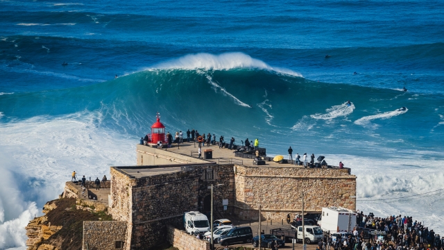 Anche Nazare in Portogallo, spot per gli amanti delle grandi onde, può diventare affollato.