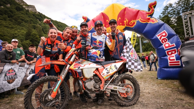 La festa del team Ktm, vincitore del Red Bull Abestone con Lettenbichler (credit foto Gabriele Seghizzi / Red Bull Content Pool)