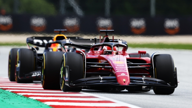 SPIELBERG, AUSTRIA - JULY 10: Charles Leclerc of Monaco driving the (16) Ferrari F1-75 leads Max Verstappen of the Netherlands driving the (1) Oracle Red Bull Racing RB18  on track during the F1 Grand Prix of Austria at Red Bull Ring on July 10, 2022 in Spielberg, Austria. (Photo by Clive Rose/Getty Images)