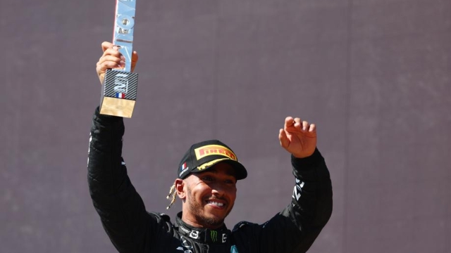 Lewis Hamilton, 37 anni, sul podio