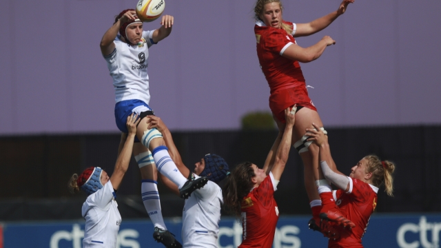 Team Canada's Sophie de Goede, top right, misses a line-out as Team Italy's Elisa Giordano, top left, makes a catch during second-half test match rugby action in Langford, British Columbia, Sunday, July 24, 2022. (Chad Hipolito/The Canadian Press via AP)