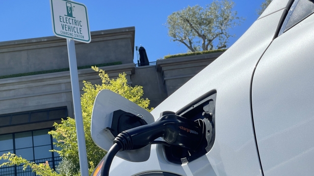 CORTE MADERA, CALIFORNIA - JUNE 27: An electric car charges at a mall parking lot on June 27, 2022 in Corte Madera, California. The average price for a new electric car has surged 22 percent in the past year as automakers like Tesla, GM and Ford seek to recoup commodity and logistics costs.   Justin Sullivan/Getty Images/AFP == FOR NEWSPAPERS, INTERNET, TELCOS & TELEVISION USE ONLY ==