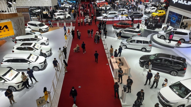 epa09869765 Visitors look at and browse through cars during the Indonesia International Motorshow in Jakarta, Indonesia, 04 April 2022. The Association of Indonesian Automotive Industries reported that the sales of new cars in Indonesia throughout 2021 were 887,202 units, up 66.7 percent from 2020 which was 532,027 units in total, including hybrid and electric vehicles, which are increasing. Indonesia aims to increase the use of electric vehicles in the next few years, Indonesia also targets that by 2050 all cars and motorcycles sold in Indonesia are electric vehicles  EPA/ADI WEDA