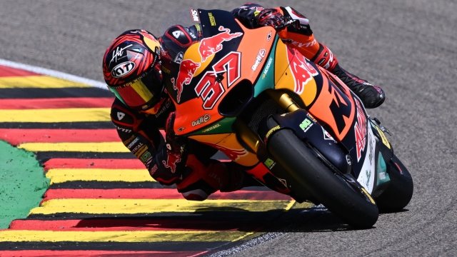 epa10021896 Augusto Fernandez from Spain of the Red Bull KTM Ajo in action during Moto2 race of the Motorcycling Grand Prix of Germany at the Sachsenring racing circuit in Hohenstein-Ernstthal, Germany, 19 June 2022.  EPA/FILIP SINGER