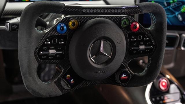 Volante Mercedes AMG One