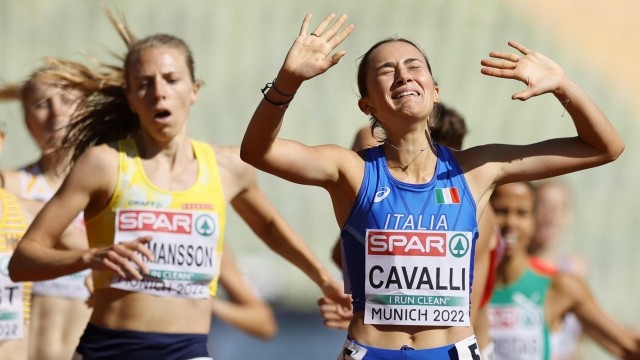 epa10123819 Ludovica Cavalli (R) of Italy competes in the Women's 1500m heats during the Athletics events at the European Championships Munich 2022, Munich, Germany, 16 August 2022. The championships will feature nine Olympic sports, Athletics, Beach Volleyball, Canoe Sprint, Cycling, Artistic Gymnastics, Rowing, Sport Climbing, Table Tennis and Triathlon.  EPA/RONALD WITTEK