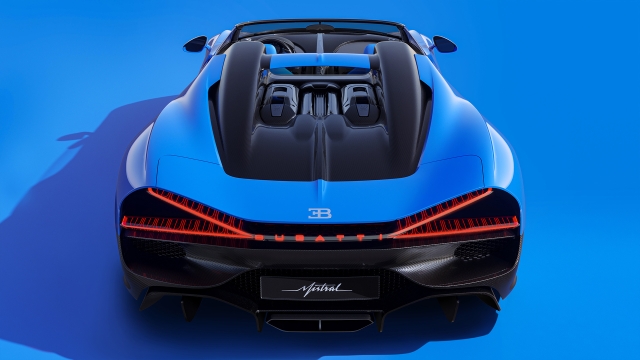 L'ampio gruppo ottico posteriore richiama quello dell'esclusiva Bugatti Bolide