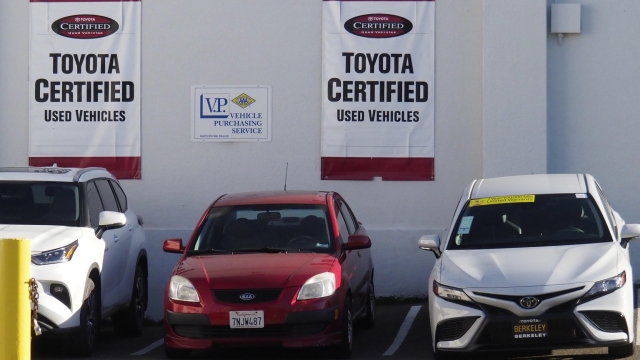 epa09780068 A used car lot displays Toyotaâ??s and other makes in Berkeley, California, USA, 23 February 2022. Used car prices are up over 40 percent  from last year and new car prices are up 12 percent due to the car market still feeling the after-effects of the Covid-19 pandemic.  Car buyers are being forced to increase their budgets and often outbidding other buyers as car manufacturers struggle to ramp up vehicle production because of a shortage of computer chips.  EPA/JOHN G. MABANGLO