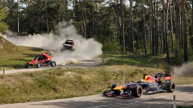 Max Verstappen, Theirry Neuville e Guillaume Demevius nel nuovo video Red Bull Road Trip