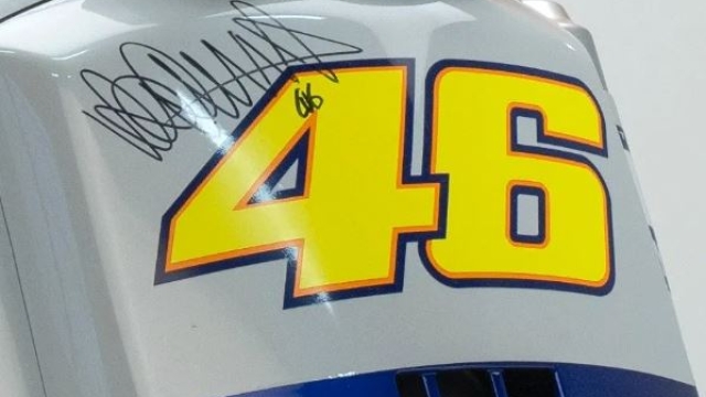 Il numero 46 con l'autografo di Valentino Rossi (foto liveauctioneers.com)