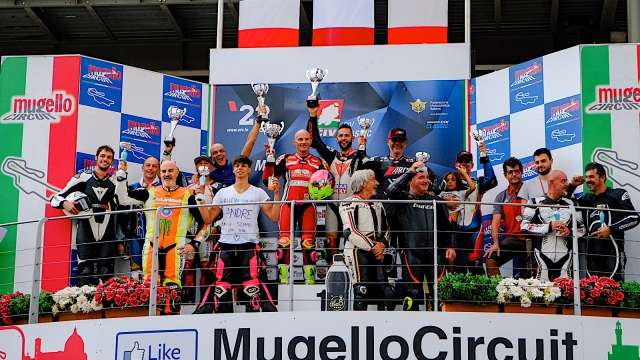 I festeggiamenti sul podio del Mugello del Guzzi Fast Endurance 2022