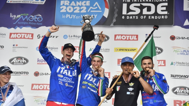 La formazione italiana sul gradino più alto del podio