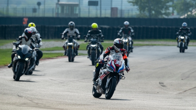 Emiliano Malagoli in testa al gruppo di motociclisti durante il corso base di guida in pista