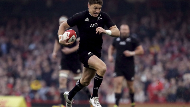 (FILES) A file photo taken on October 30, 2021 shows New Zealand's fly-half Beauden Barrett running with the ball during the Autumn International Friendly rugby union match between Wales and New Zealand at the Principality Stadium in Cardiff. - All Blacks fly-half Beauden Barrett was cleared of concussion symptoms on March 28, 2022 after a nasty head knock, but will miss the Auckland Blues' next two matches, coach Leon MacDonald said. (Photo by GEOFF CADDICK / AFP)