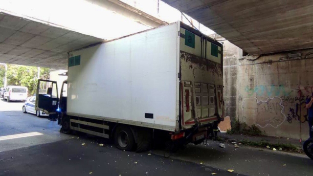A Roma un camion eccessivamente alto è rimasto incastrato sotto un ponte nei pressi dell'Eur