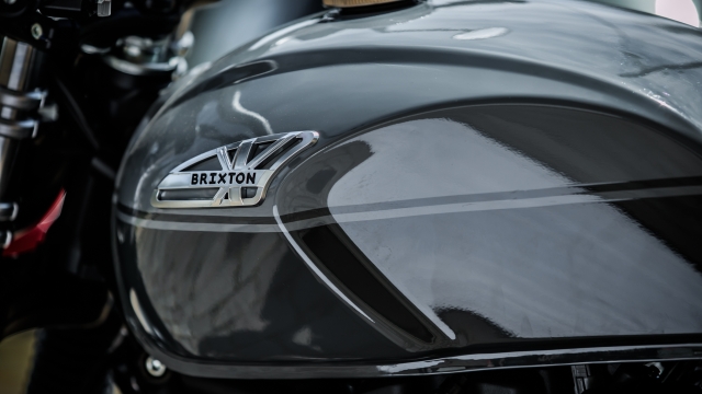 Il logo di Brixton Motorcycles sul serbatoio della nuova Cromwell 1200