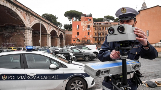 Una pattuglia della polizia municipale di Roma Capitale esegue controlli della velocita con un autovelox, 05 marzo 2019. ANSA/ALESSANDRO DI MEO