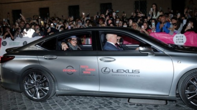 Jonny Depp arriva a bordo di Lexus sul red carpet