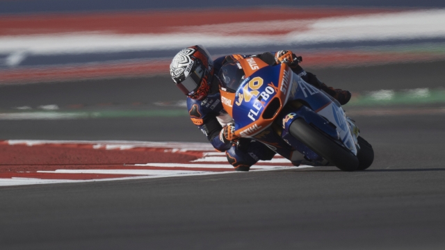 AUSTIN, TEXAS - APRIL 09: Aron Canet of Spain and Flexbox HP40 rounds the bend during the Moto2 qualifying practice during the MotoGP Of The Americas - Qualifying on April 09, 2022 in Austin, Texas.   Mirco Lazzari gp/Getty Images/AFP == FOR NEWSPAPERS, INTERNET, TELCOS & TELEVISION USE ONLY ==