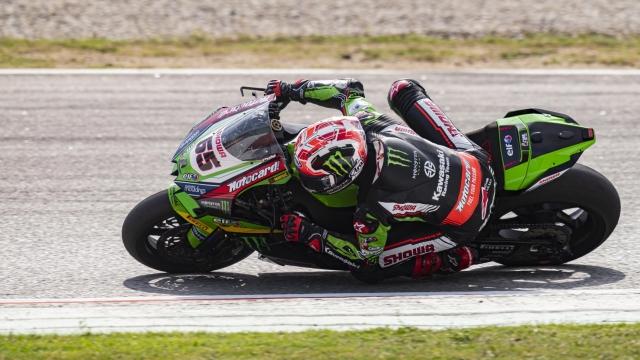 epa10201697 British rider Jonathan Rea of the Kawasaki Racing Team WorldSBK in action during the second free training session for the World Superbike Championship race at Circuit de Barcelona-Catalunya in Montmelo, near Barcelona, Spain, 23 September 2022.  EPA/Siu Wu