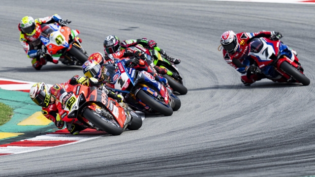 epa10203647 Spanish rider Alvaro Bautista (front L) of the Aruba.it Racing Ducati team leads the pack during the first race of the World Superbike Championship at Circuit de Barcelona-Catalunya in Montmelo, near Barcelona, Spain, 24 September 2022.  EPA/Siu Wu