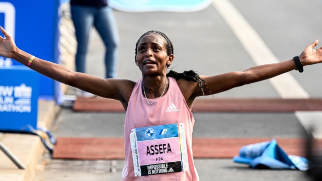 epa10205308 Ethiopia's Tigist Assefa celebrates after winning the women's race of the Berlin Marathon 2022, in Berlin, Germany, 25 September 2022. Assefa finished the Berlin Marathon 2022 in 2:15:37.  EPA/FILIP SINGER
