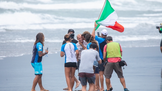 Il team Italia festeggia Bonomelli dopo aver batturo Slater nel 2019. Ph. ISA/Jimenez