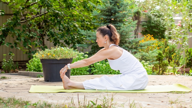 La posizione yoga Paschimottanasana per allungamento schiena