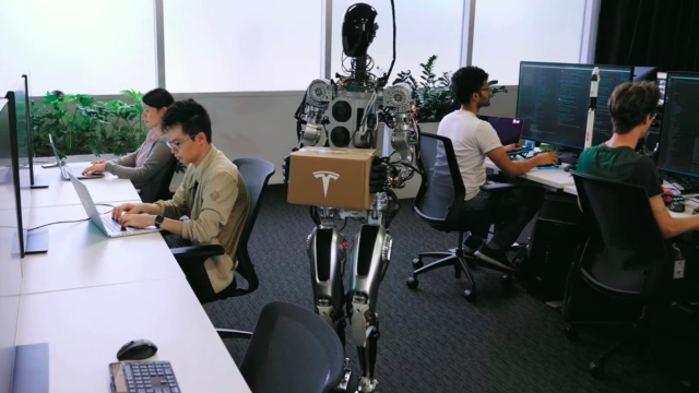 Il prototipo Tesla Bot consegna pacchi in azienda