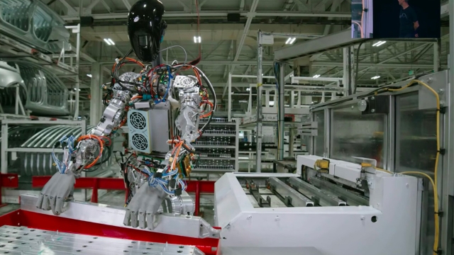 Tesla Bot impegnato in fabbrica