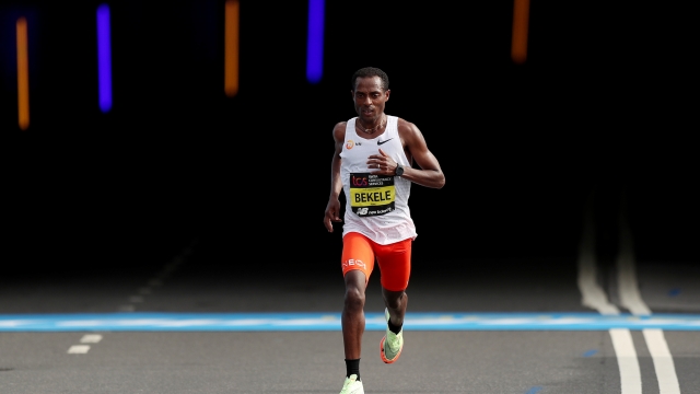 LONDON, ENGLAND - OCTOBER 02: Kenenisa Bekele of Ethiopia competes in the Elite Men's Marathon during the 2022 TCS London Marathon on October 02, 2022 in London, England. (Photo by Mike Owen/Getty Images)