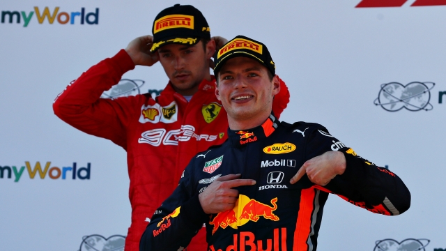 Max Verstappen indica il logo Honda sulla sua tuta dopo la vittoria del GP Austria 2019