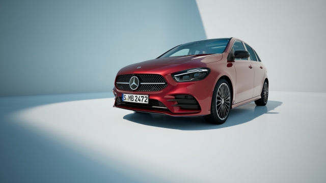 Mercedes-Benz B 250 e, fuel consumption combined, weighted (WLTP) 1,2-0,9 l/100 km, electric energy consumption combined, weighted (WLTP) 17.4-15.4 kWh/100km, CO2 emissions combined, weighted (WLTP) 27-20 g/km [2]; exterior: patagonia red MANUFAKTUR, AMG line