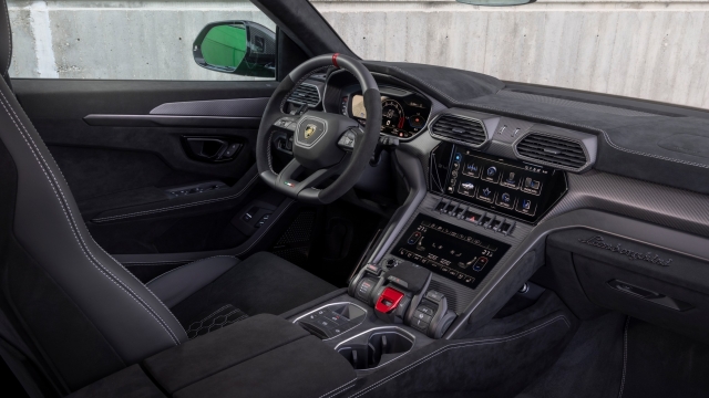 Gli interni di Lamborghini Urus Performante