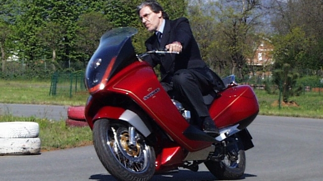 Lo scooter Sansone nella variante di color rosso
