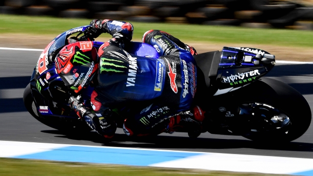 TOPSHOT - Monster Energy Yamaha's French rider Fabio Quartararo rides his bike during the MotoGP Australian Grand Prix at Phillip Island on October 16, 2022. (Photo by Paul CROCK / AFP) / -- IMAGE RESTRICTED TO EDITORIAL USE - STRICTLY NO COMMERCIAL USE --