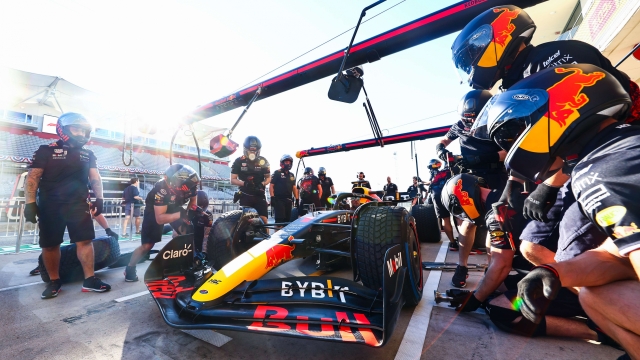 AUSTIN, TEXAS - OCTOBER 20: The Red Bull Racing team practice pitstops during previews ahead of the F1 Grand Prix of USA at Circuit of The Americas on October 20, 2022 in Austin, Texas.   Mark Thompson/Getty Images/AFP