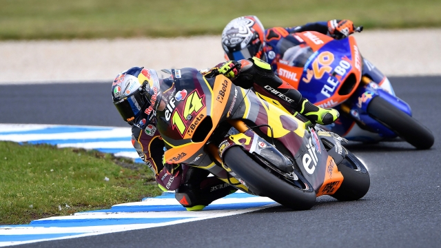 Elf Marc VDS Racing Team's Italian rider Tony Arbolino (L) and Flexbox HP40's Spannish rider Aron Canet compete during the Moto2 first free practice session in Phillip Island on October 14, 2022, ahead of Australian MotoGP Grand Prix. (Photo by Paul CROCK / AFP) / -- IMAGE RESTRICTED TO EDITORIAL USE - STRICTLY NO COMMERCIAL USE --