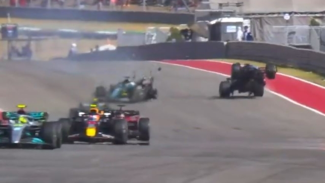 La vettura di Alonso (a destra) in volo dopo la collisione con Stroll