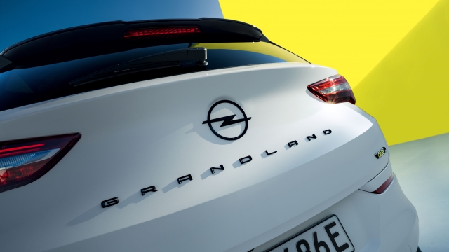 La parte posteriore del nuovo suv compatto Opel Grandland GSe