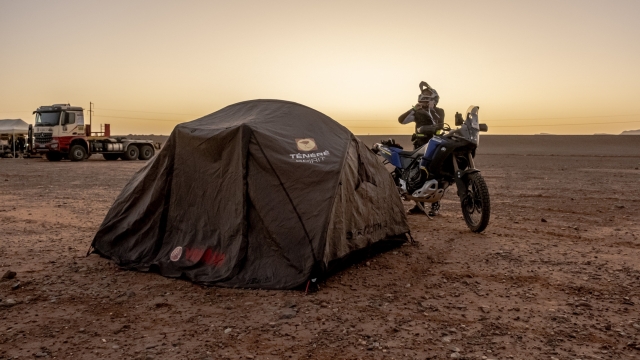 Notte in tenda e sveglia all'alba per affrontare una media di 500 km al giorno