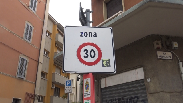 Un cartello zona 30 a Bologna